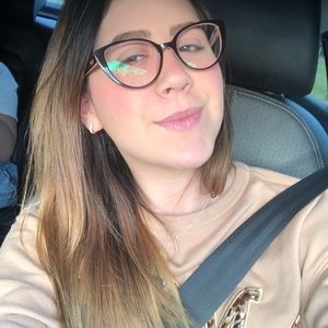 Meet your Posher, Leticia